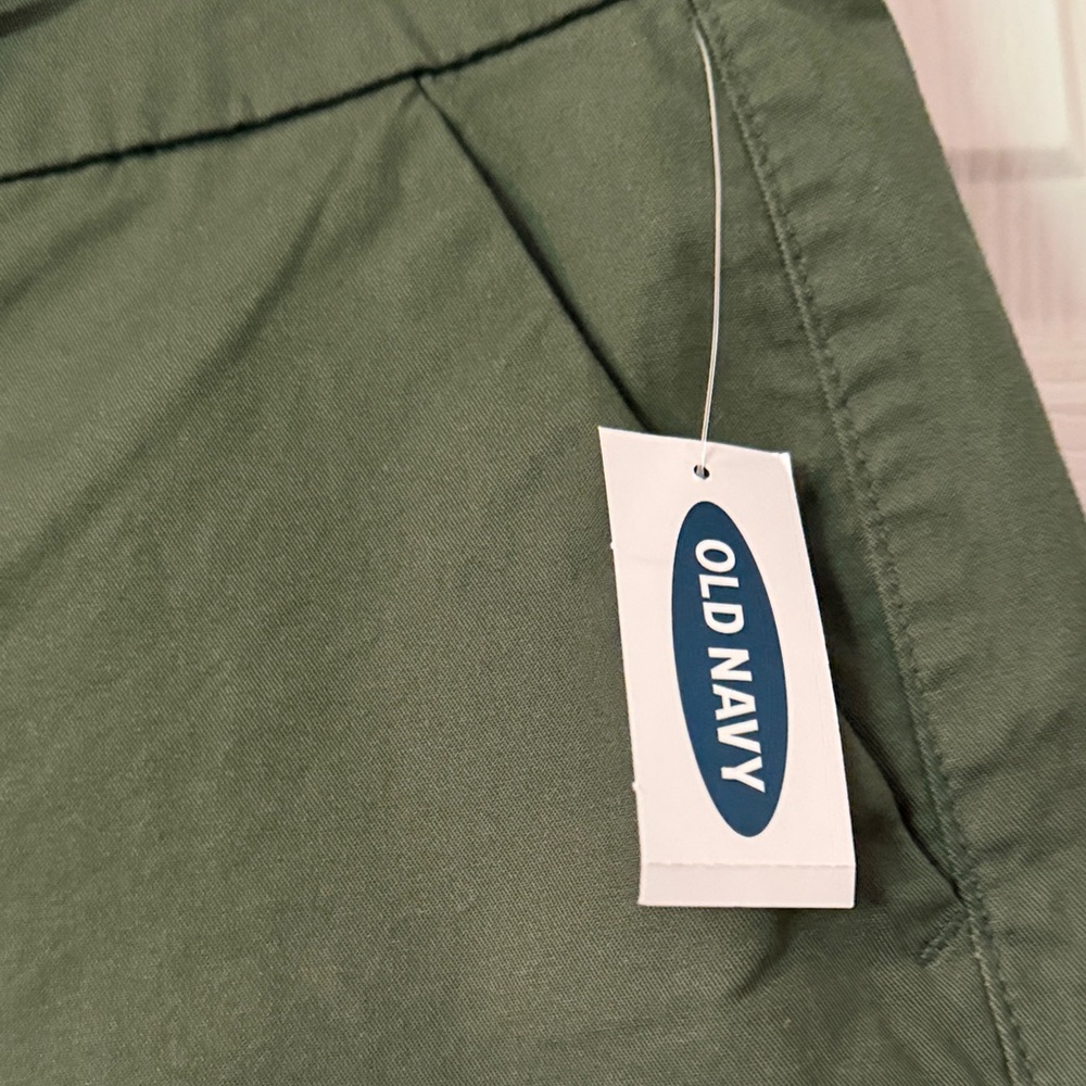 Old Navy Women's Dark Green Cargo Shorts - Picture 3 of 6